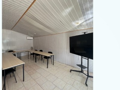 Salle Filaos modulable avec téléviseur mobile